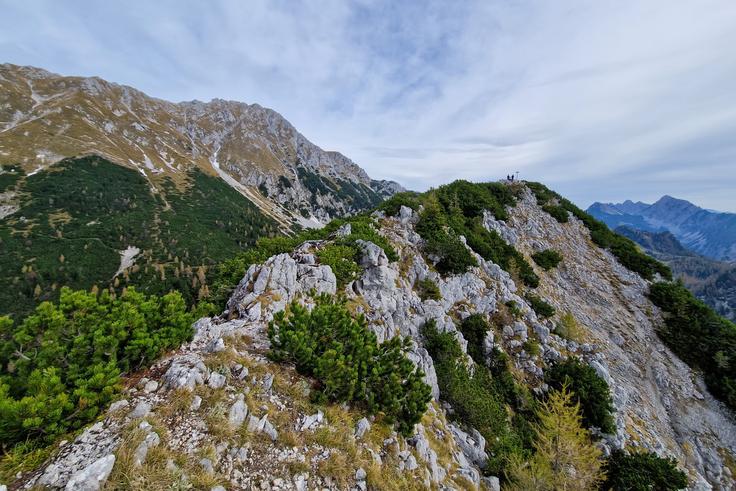 Srednji vrh nad Završnico. Levo navzgor pogled na Vrtačo. | Foto: Matej Podgoršek