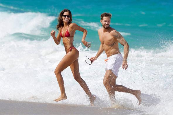 Najlepši nogometaš, brazilska manekenka in njune vragolije na plaži #foto