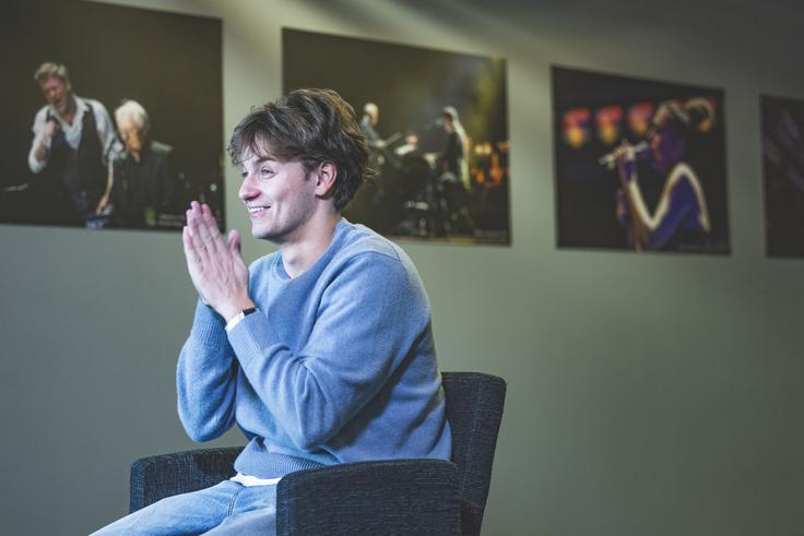 Pred koncerti ima poseben ritual: z ekipo pomoli, da blagoslovi vse zbrane oboževalce in glasbenike ter popije rakijo ter že odhiti na oder. | Foto: Ana Kovač