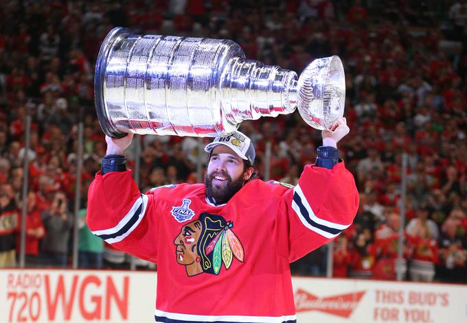 Corey Crawford je v dresu Chicaga, ki je v fazi prenove ekipe, dvakrat postal prvak lige NHL. Izkušeni vratar bo NHL-kariero nadaljeval pri New Jersey Devils.  | Foto: Reuters