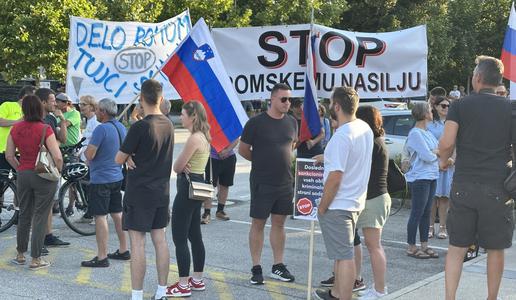 Množica na shodu v Šentjerneju zahtevala ukrepe za reševanje romskih vprašanj