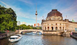 V Berlinu z mosta uriniral na turistično ladjo, več poškodovanih
