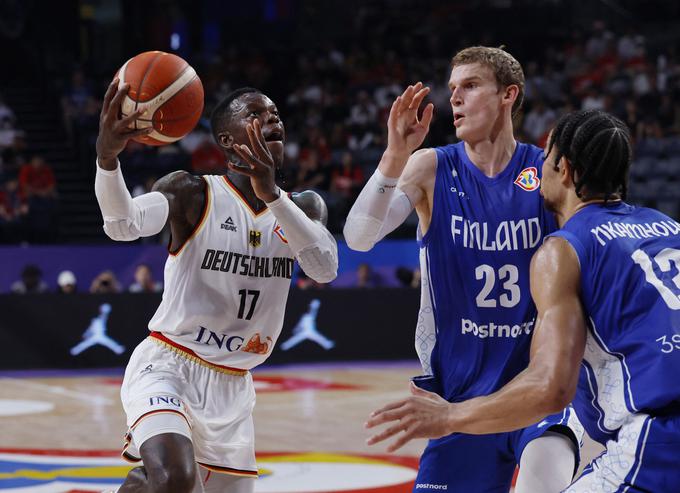 Obračun znancev iz lige NBA je pripadel Nemcu. Dennis Schröder je dal 15, Lauri Markkanen pa 12 točk. | Foto: Reuters