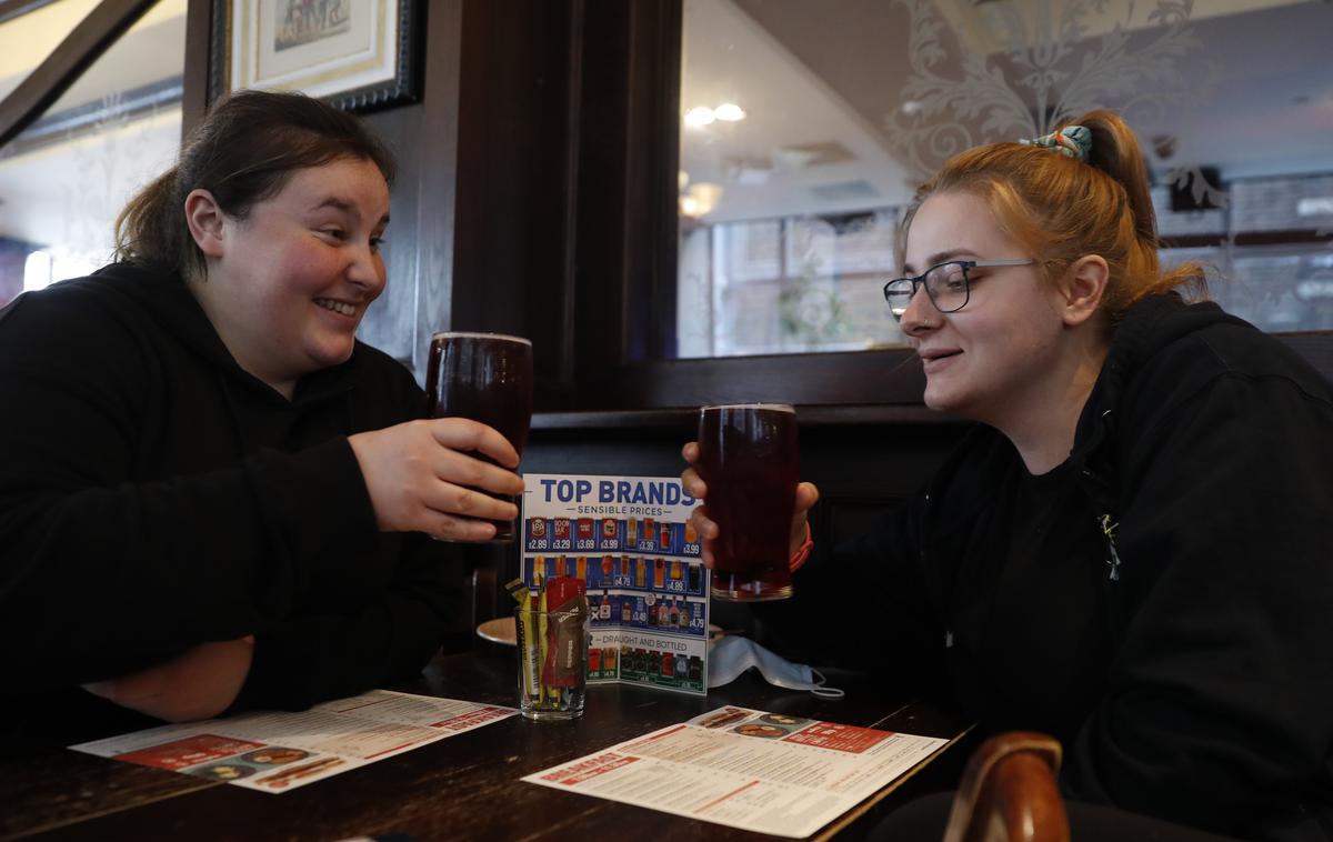 Velika Britanija | V Angliji, Walesu in večjem delu Škotske lahko v lokalih in restavracijah znova strežejo v notranjosti. | Foto AP