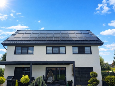 Sončne elektrarne se dražijo: zakaj je odločitev danes najcenejša