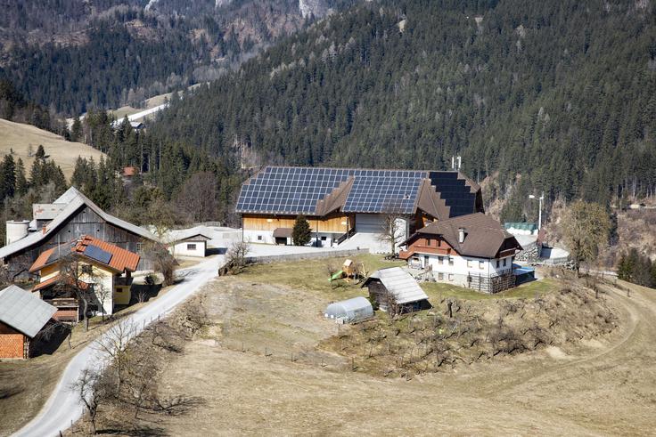 K neformalni energetski skupnosti v Lučah je pristopilo devet domačinov, ki so zdaj v 80 odstotkih električno samooskrbni. | Foto: Bojan Puhek