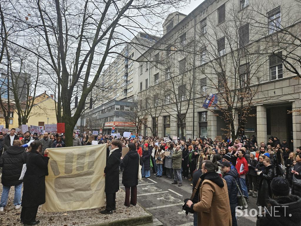 Protesti pred srbsko ambasado v Ljubljani