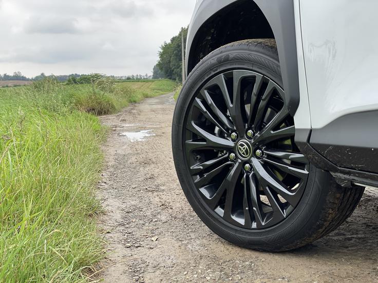 Yaris cross ima lahko od 16 do 18 palcev velika platišča. | Foto: Gregor Pavšič
