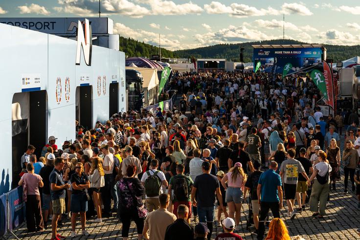Veliko gledalcev v osrednjem servisnem parku. | Foto: Red Bull