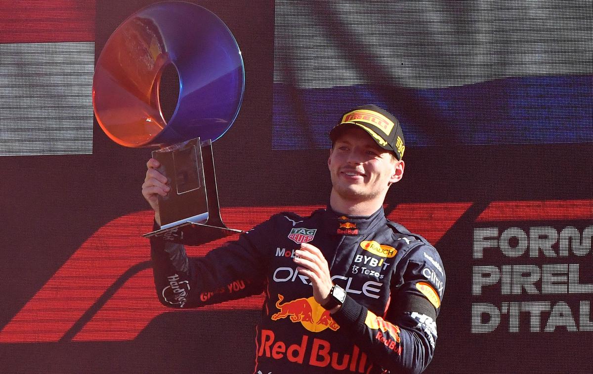 Max Verstappen Monza | Max Verstappen je v Monzi pokal dvignil že enajstič v sezoni. | Foto Reuters