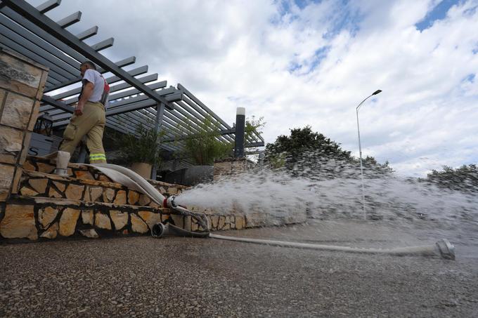 Naraščanje vode s črpanjem zadržujejo gasilci, poroča hrvaška tiskovna agencija Hina. | Foto: Pixsell