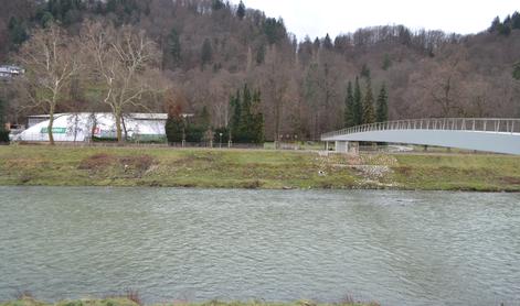 Katastrofa na Celjskem? V Savinjo iztekla večja količina sivomodre tekočine.