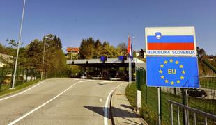Zastoji na cestah po celi državi: štiri ure čakajo na izstop iz Slovenije