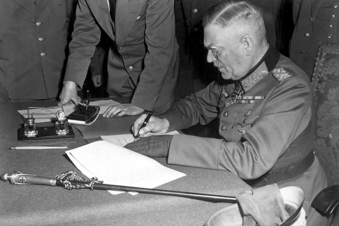Wilhelm Keitel med podpisom nemške kapitulacije, 8. maj 1945 | Foto: Thomas Hilmes/Wikimedia Commons