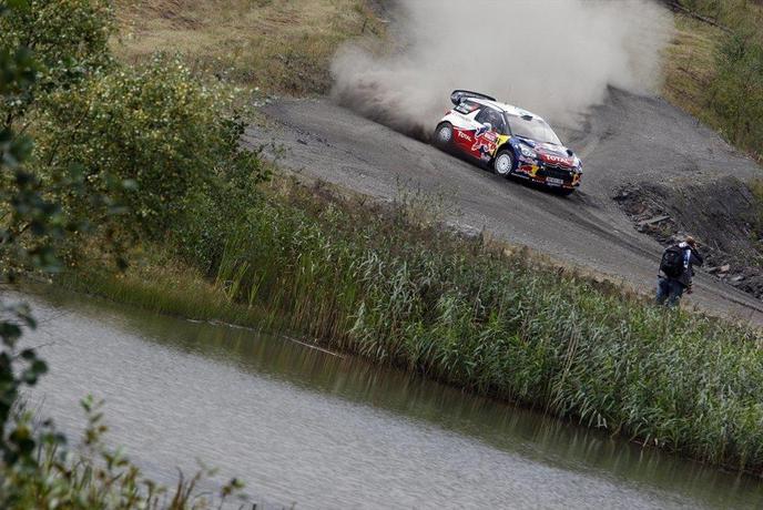 Dež, blato, velike hitrosti – začenja se reli v Walesu