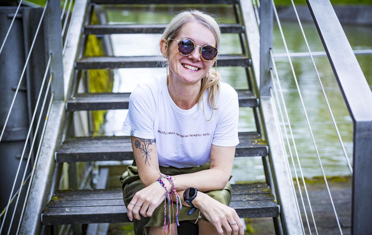 Andreja Počkaj | Andreja Počkaj je solo popotnica, ki ljubezen do potovanj rada deli s svojimi sledilci na družbenih omrežjih. Marsikoga je s popotniškimi podvigi navdušila in spodbudila, da je zbral pogum, kupil letalsko vozovnico in se podal na dogodivščino. | Foto Ana Kovač