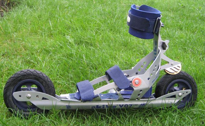 Skike je osnovni del opreme za skikanje, ima napihljiva kolesa, za razliko od tekaških rolk pa tudi zavore. | Foto: commons.wikimedia.org