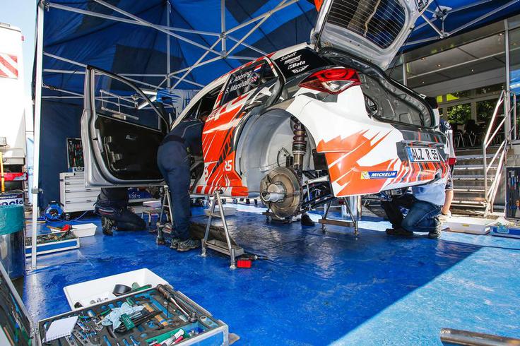 Hyundai je za zdaj z novim i20 R5 naredil tri tisoč testnih kilometrov, razvoj traja devet mesecev. Pri sestavi avtomobila neposredno sodeluje tudi slovenski inženir Blaž Kušlan. | Foto: 