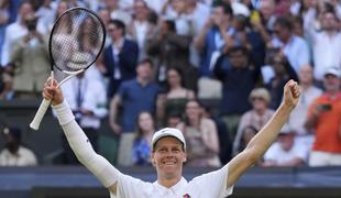 Jannik Sinner je prvič osvojil Wimbledon, ko je premagal Carlosa Alcaraza