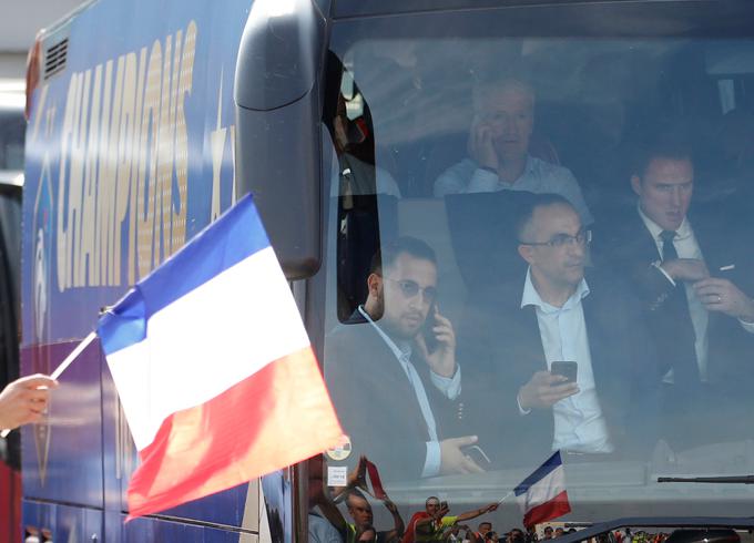 Po 18. uri se je četa Didiera Deschampsa z letališča odpravila v središče navijaške norije. | Foto: Reuters