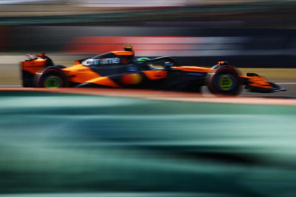 Hamilton s Ferrarijem že piše zgodovino, a McLaren vrača udarec