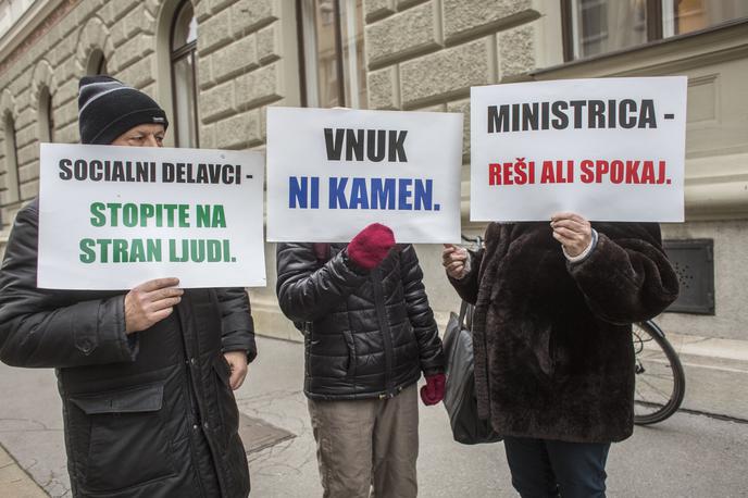 Velenjska dečka protest pred Vlado | Foto Matej Leskovšek