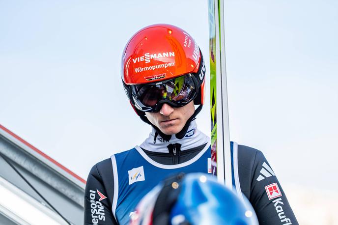 Karl Geiger | Karl Geiger je po stopničkah v Willingenu priznal, da olimpijska odločitev še vedno boli. Njegov preboj v formi je prišel prepozno. | Foto Guliverimage