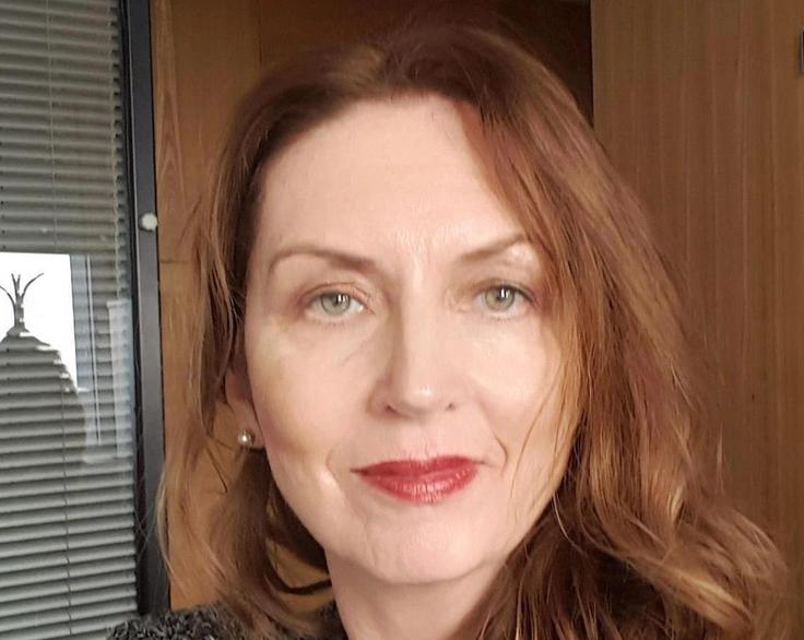 "Cilji stroke, politike in združenj bi morali biti, kako več zaslužiti, kako dohiteti boljše od nas, ne pa kako redistribuirati na prenizki osnovi in se pretvarjati, da bo z enim všečnim ukrepom vse drugače in boljše," opozarja Jasmina Držanič iz svetovalnega podjetja Genes. | Foto: Osebni arhiv