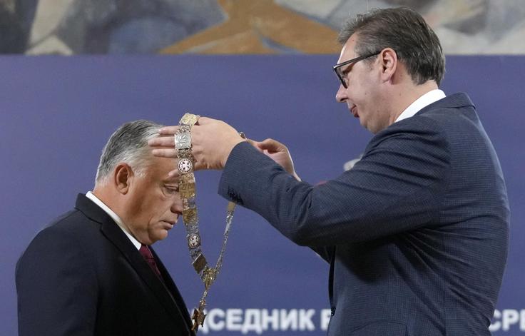 Orban in Vučić sta tesna zaveznika. Ugiba se, da je Vučić pred madžarskimi volitvami Orbanu skušal pomagati z izmišljenim poskusom napada na plinovod, ki Madžarsko oskrbuje z ruskim plinom. | Foto: Guliverimage