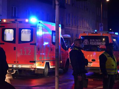 Šestletna deklica padla s tretjega nadstropja zgradbe. Ujel jo je moški.