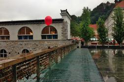 V Ljubljani so se pojavili skrivnostni rdeči baloni