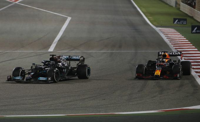 Max Verstappen in Hamilton sta bila hudo bitko do zadnjega. | Foto: Reuters
