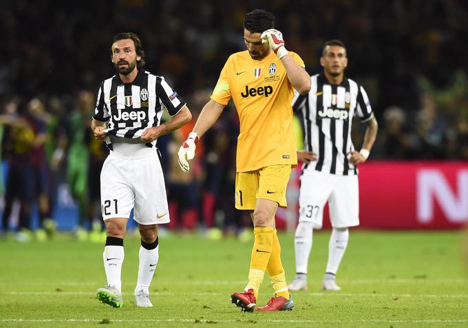 O koncu kariere razmišlja tudi Gianluigi Buffon. Tako sta žalovala leta 2015 po porazu v finalu lige prvakov v Berlinu. | Foto: Reuters