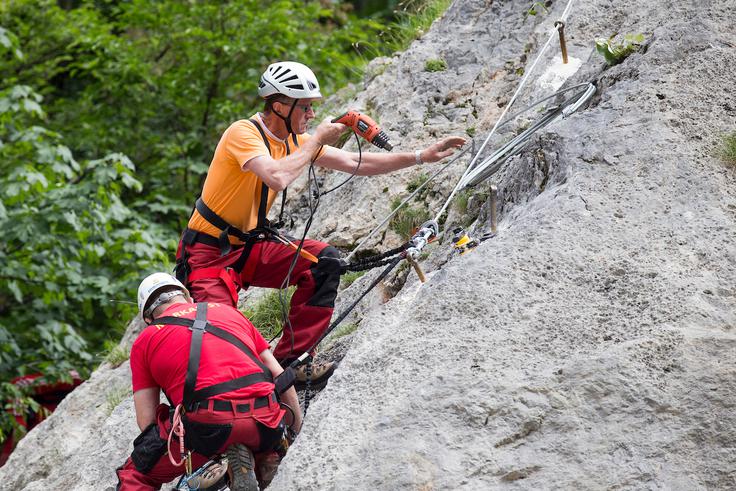 Markacisti Vurejanje in vzdrževanje planinskih poti skrbijo markacisti. V Sloveniji jih je približno 700, skrbijo pa za več kot deset tisoč kilometrov planinskih poti. | Foto: Urban Urbanc/Sportida