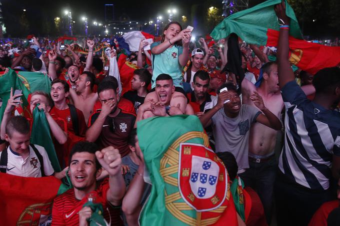 Tako je bilo na pariških ulicah v času zadnjega finala na EP 2016 med Francijo in Portugalsko. | Foto: Reuters