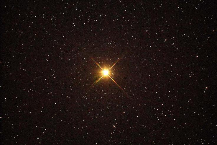Betelgeuse, ena največjih do zdaj odkritih zvezd, spada v razred rdečih super-orjakinj. Če bi zamenjala naše Sonce, bi pogoltnila Merkur, Venero, Zemljo in Mars, njena površina pa bi se začela nekje v pasu asteroidov med orbitama Marsa in Jupitra. | Foto: Thinkstock