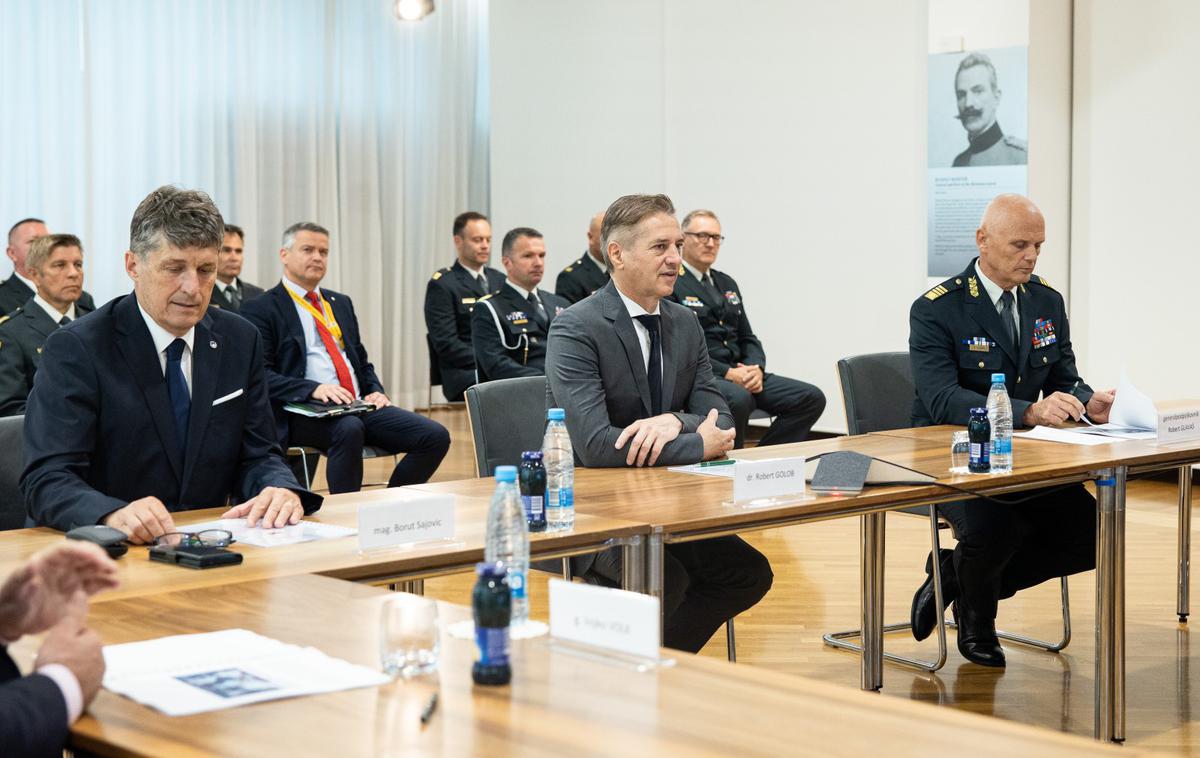 Robert Golob, vojska | Premier Robert Golob je v nagovoru poudaril pomen miru in izpostavil, da je krepitev vojske sestavni del zagotavljanja varnosti in miru. | Foto STA