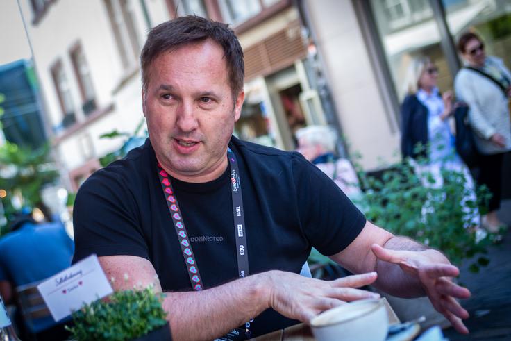 Kot nam je povedal, so evrovizijske stavnice, ki so se razvile iz konjskih dirk in športnih stav, "bolj priljubljene in razvite v Veliki Britaniji, kjer imajo stavnice za vse, kar je mogoče, tudi kdo bo zmagal v MasterChefu ali šovu talentov". | Foto: Gaja Hanuna