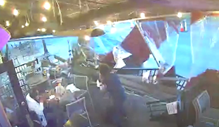 Neverjeten posnetek: zapeljal na teraso restavracije in pobegnil #video