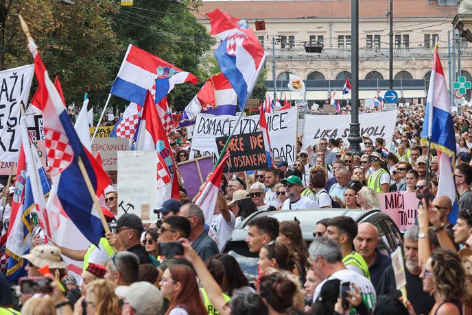 Hrvati po šokantnem odkritju na noge: protestniki preplavili Zagreb #video