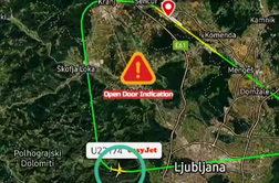 Letalo moralo zasilno pristati na Brniku: odprla so se vrata
