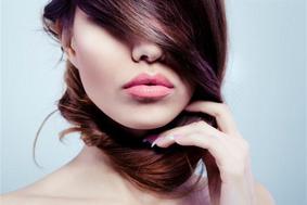 Sušenje z brisačo, česanje in čop so lahko vzrok za poškodovane lase