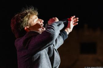 Kdo je mladi hrvaški pevec, ki največje dvorane razprodaja po tekočem traku?