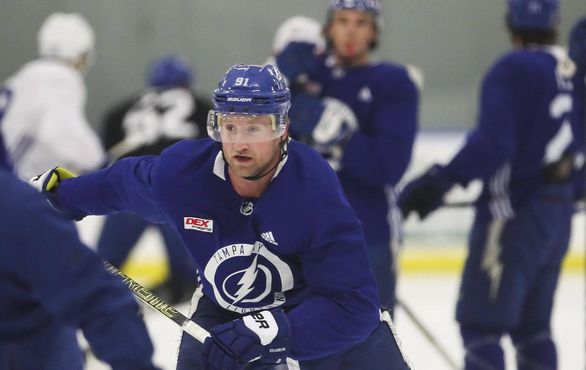 Tampa Bay Lightning | Pripravljalnih taborov je konec, v sredo se začenja zares. Naslov bodo branili hokejisti Tampa Bay Lightning, med katerimi je povsem nared za vrnitev kapetan Steven Stamkos, bodo pa pogrešali Nikito Kučerova. | Foto Guliverimage