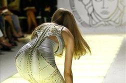 Versace s presežki v Milanu in pred sodelovanjem s H&M