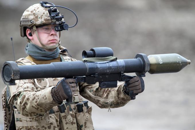 Nemci so Ukrajincem poslali tudi protioklepno orožje panzerfaust 3, ki je nemške izdelave. Na fotografiji iz leta 2014 vidimo nemškega vojaka, oboroženega s panzerfaustom.  | Foto: Guliverimage/Vladimir Fedorenko