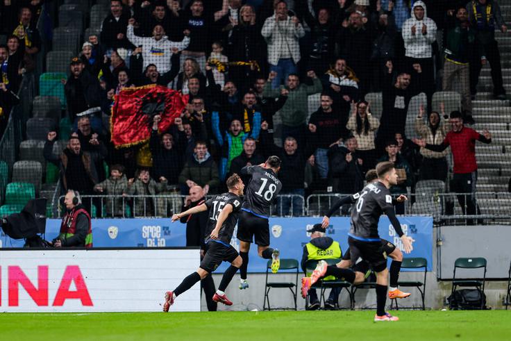 Na tribunah ni manjkalo gostujočih privržencev. | Foto: Aleš Fevžer