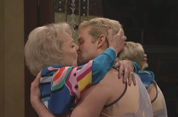 Betty White praznovala z vročim poljubom s 53 let mlajšim igralcem