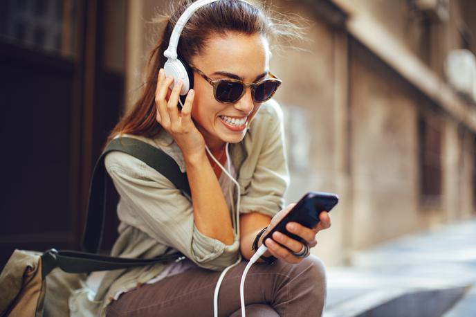 slušalke, telefon, mladi | Foto Shutterstock