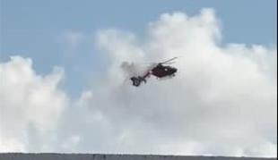 Helikopter strmoglavil na stanovanjsko hišo: umrla pilot in stanovalec  #video